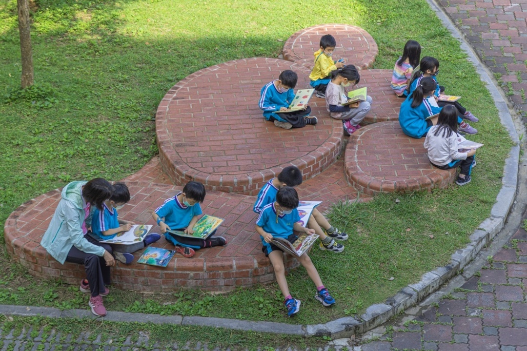 慢美學校園風景：校園環境結合季節植栽與光影，展現「慢美學識價值」理念，成為孩子感知與創作的養分。